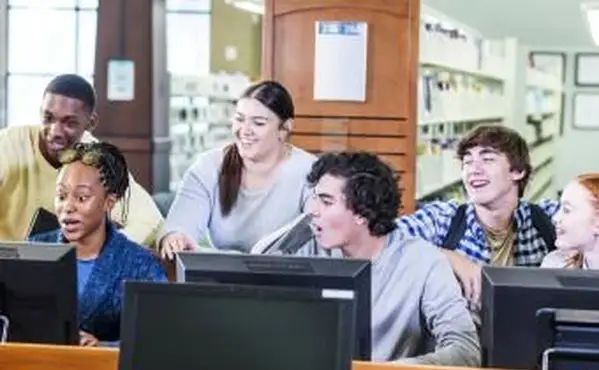 סטודנטים בספרייה במחשבים יחד