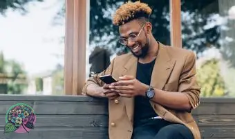 muž v bundě a brýle s smartphone SMS