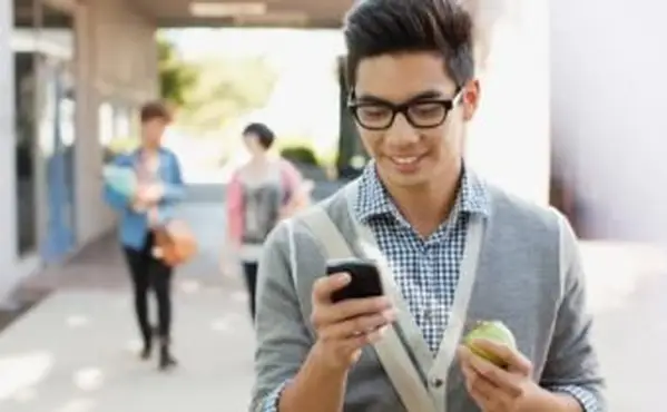 携帯電話を使用している学生