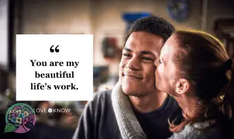 Šťastná matka líbání syna