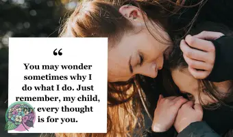 Mladá dívka pevně svírá paži své matky a schovává se v ohbí paže