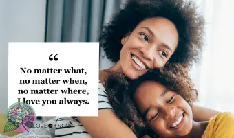 Krásná matka objímá svou roztomilou dceru na pohovce doma