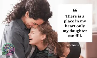 matka a dcera objímání