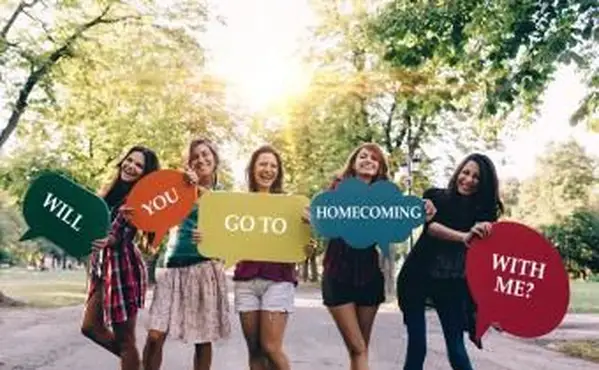 Will You Go To Homecoming With Me를 들고있는 소녀들 표지판