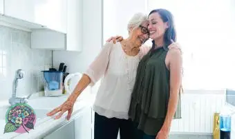 נכדה מחייכת וסבתא מחבקות