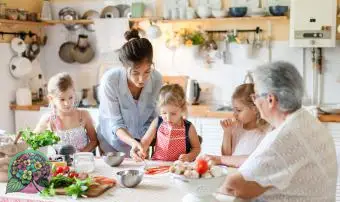 המשפחה מבשלת פיצה איטלקית לארוחת ערב