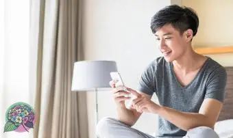 スマートフォンを使う若い男性