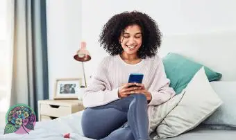 若い女性のテキストメッセージ