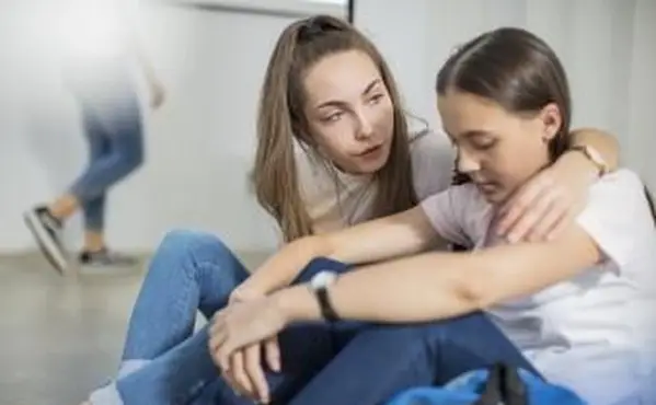 Teenie-Mädchen tröstet einen traurigen Freund