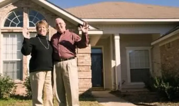 Coppia di anziani nella loro nuova casa e comunità