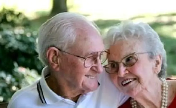 heureux couple de personnes âgées