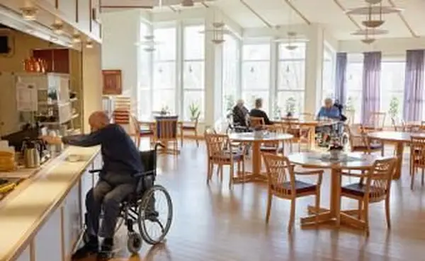 Homme supérieur prenant du café dans la salle à manger
