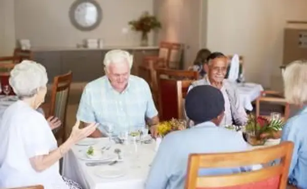 Idosos desfrutando de um almoço em grupo