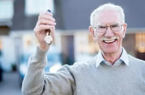 Prós e contras de morar em apartamentos para idosos