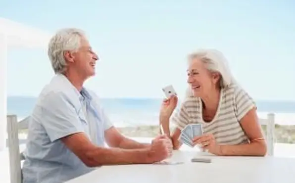 Paar Spielkarten mit Meerblick