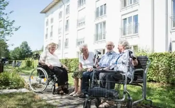 Älterer Mann und Frauen verbringen Zeit zusammen im Garten