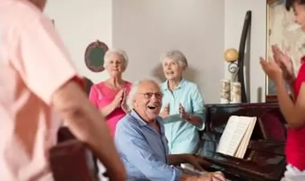 Starší ľudia, ktorí robia hudbu