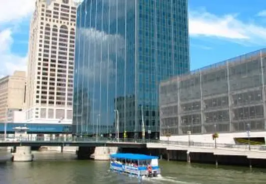 Pessoas embarcando na Milwaukee Paddle Tavern