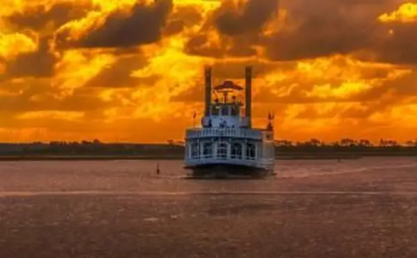 Łódź wycieczkowa po rzece o zachodzie słońca