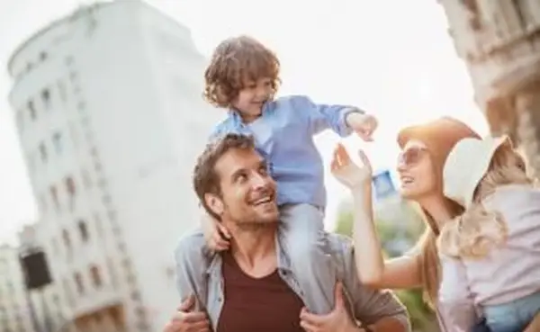 幸せな若い家族