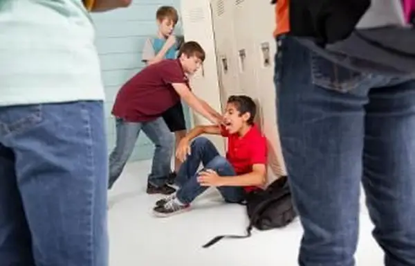 garçon victime d'intimidation