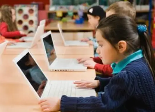 Jeune fille sur ordinateur