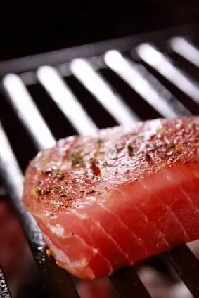 Steak de thon sur un grill