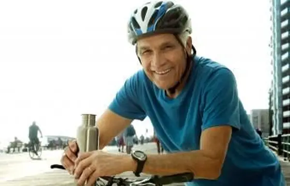 איש בכיר חובש קסדת אופניים