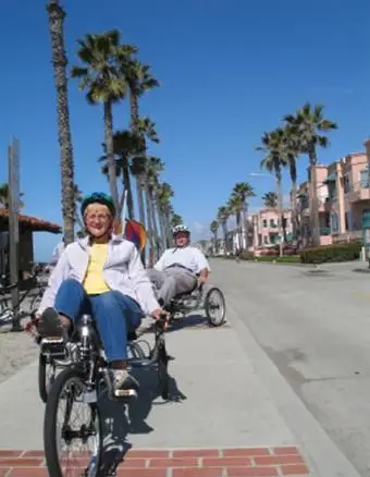 זוג בכיר על אופניים שכיבה