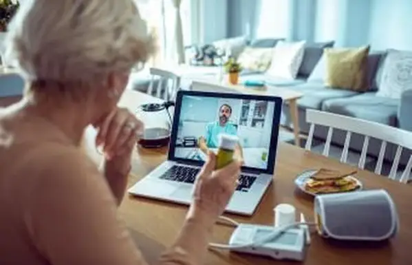 Mulher idosa consultando um médico online