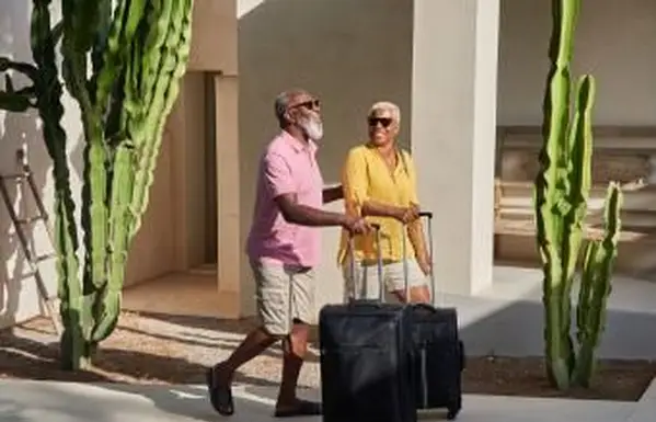 Um casal maduro chega a uma comunidade de aposentados de férias