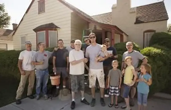 comunidade ajudando um idoso