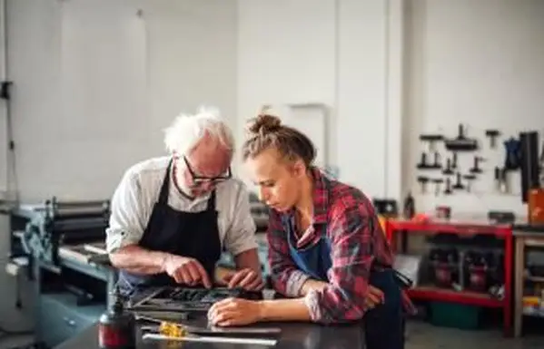 高齢者を助ける創造的な仕事