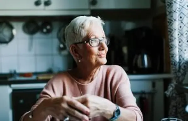 Staršia žena pozerá inde