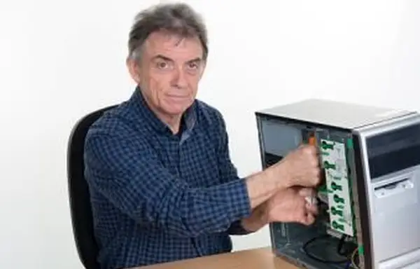 איש קשיש מתקן מחשב