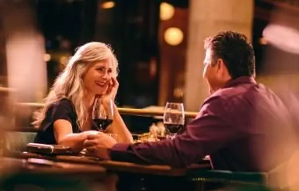 זוג בכיר בדייט לארוחת ערב