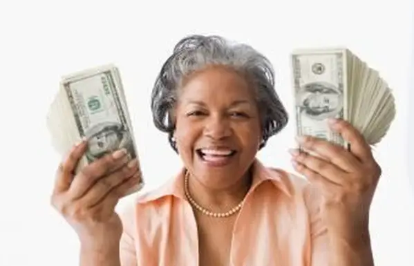 Portret starszej kobiety trzymającej pieniądze