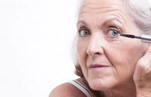 アイメイクを適用する成熟した女性