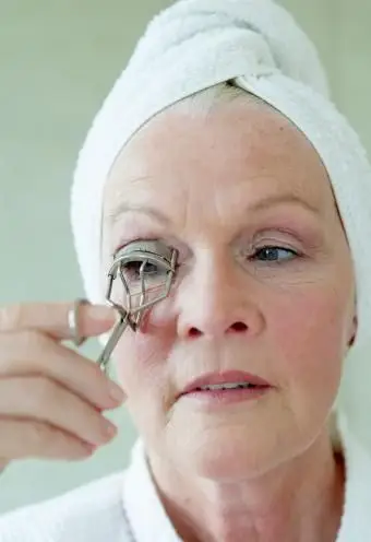 アイラッシュカーラーを使用している年配の女性