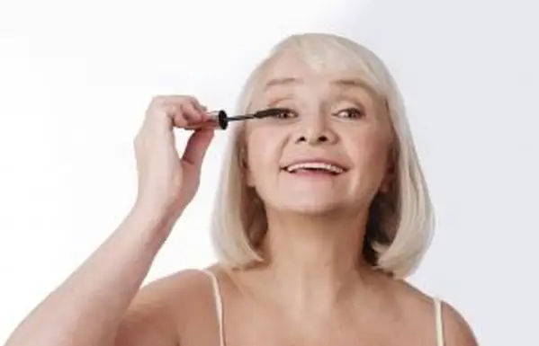 マスカラブラシを使用している女性