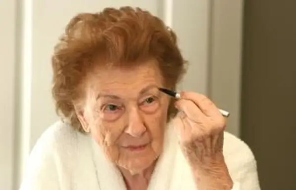 眉ペンシルを使用している年配の女性