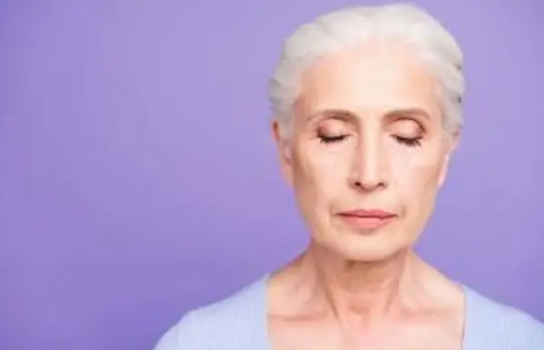 輪郭のあるアイメイクの女性