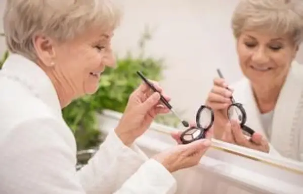 高齢者のためのアイメイクのヒント