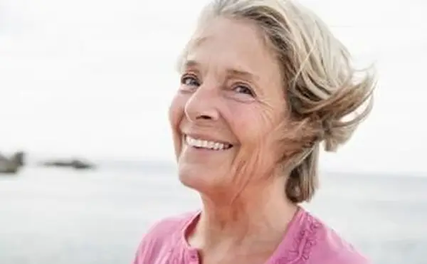 mulher sorrindo para o oceano atlântico