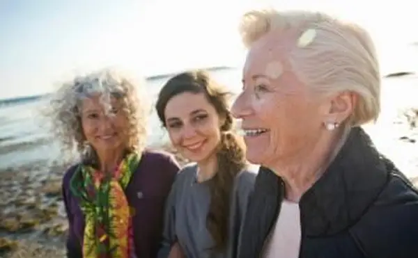 Membros mulheres conversando na praia