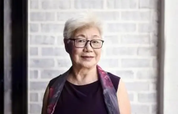 Bella donna malese anziana