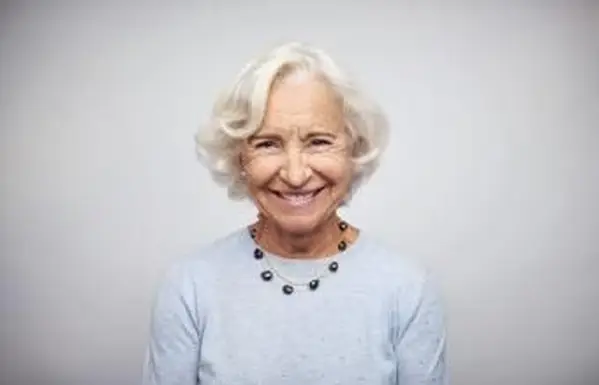 Senior imprenditrice sorridente