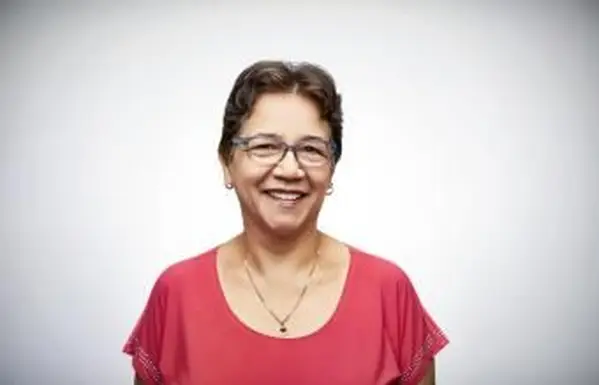 Felice donna anziana che indossa gli occhiali