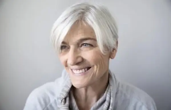 Sorridente donna anziana che guarda lontano