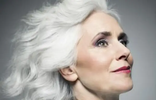 白髪の女性